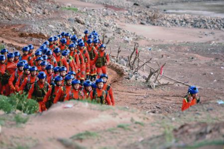 (miniature) Des secouristes à la recherche des victimes dans le district de Jingtai de la ville de Baiyin