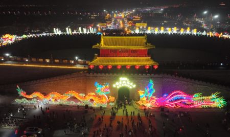 (miniature) Photo prise par un drone montrant des visiteurs lors d'un spectacle de lanternes dans la vieille ville de Zhengding à Shijiazhuang