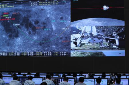 (miniature) Des membres du personnel technique contrôlent le rendez-vous et l'amarrage du véhicule de remontée de la sonde chinoise Chang'e-5 avec la combinaison orbiteur-capsule de retour en orbite lunaire