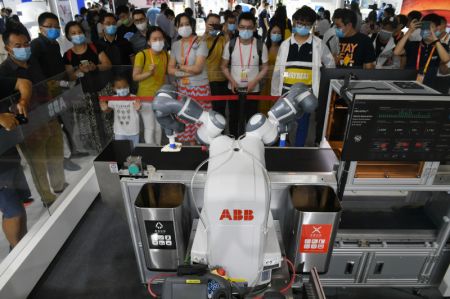 (miniature) Des visiteurs observent la démonstration d'un robot de tri des déchets dans la zone d'exposition du Salon international du commerce des services de Chine 2020