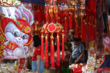 (miniature) Des articles de décoration pour le Nouvel An lunaire chinois au Chinatown de Yangon au Myanmar