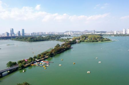 (miniature) Des touristes font du bateau dans le parc du lac Xuanwu