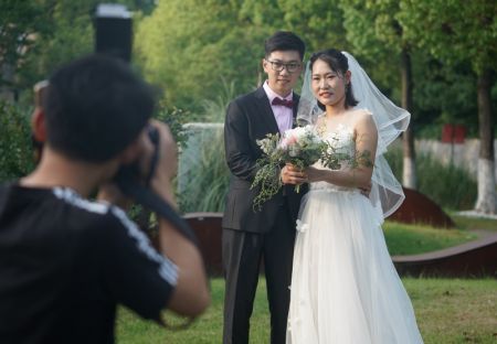 (miniature) Un jeune couple chinois prend des photos de mariage à Nanjing