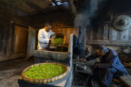 (miniature) Zhang Yuehua (à gauche) traite des feuilles de thé de manière traditionnelle dans sa maison ancestrale de l'arrondissement de Mingshan