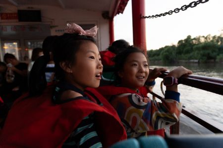 (miniature) Des visiteurs à bord d'un bateau de tourisme sur la rivière Songhua