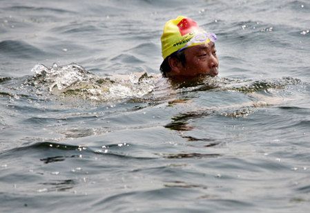 (miniature) Un chinois effectue la première traversée à la nage du plus grand lac d'eau douce de Chine