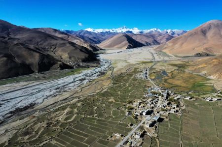 (miniature) Une photo prise le 29 avril 2020 montre le village de Basong dans la région autonome du Tibet (sud-ouest)