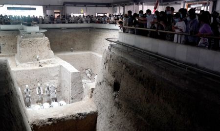 (miniature) Des touristes visitent le musée du site du mausolée de l'empereur Qinshihuang à Xi'an