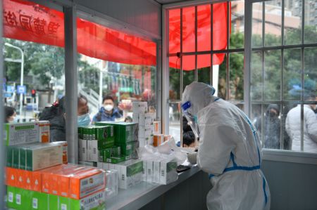(miniature) Un professionnel de santé délivre des médicaments dans une clinique de traitement de la fièvre de l'arrondissement de Kaifu