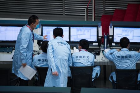 (miniature) Des membres du personnel technique travaillent au Centre de contrôle aérospatial de Beijing