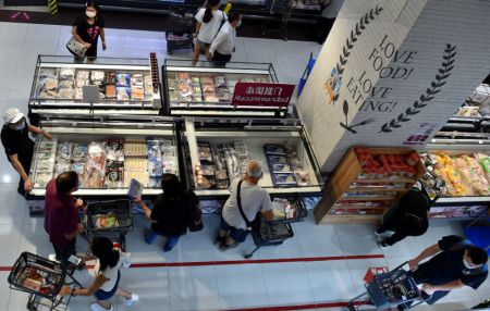 (miniature) Des gens font des courses dans un supermarché