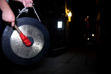 (miniature) Le veilleur de nuit Lu Lei sonne un gong dans le village de Xidi du district de Yixian