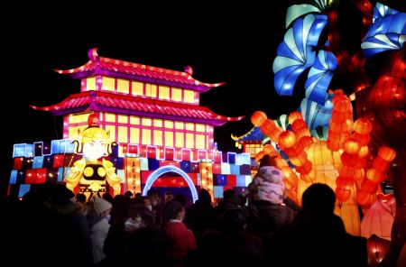 (miniature) Des gens visitent un festival de lanternes à l'approche du Nouvel An lunaire chinois sur l'ancienne muraille de la ville de Xi'an