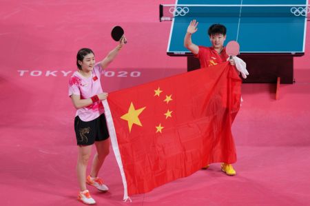 (miniature) La Chinoise Chen Meng (à gauche) célèbre avec sa coéquipière et adversaire Sun Yingsha après le match final de tennis de table - simple dames