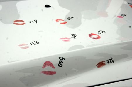 (miniature) Concours de baiser sur voiture