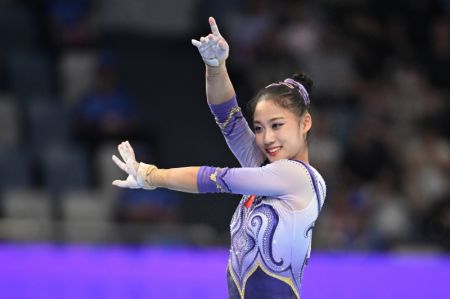 (miniature) La Chinoise Zuo Tong durant la compétition au sol de la finale du concours général féminin de gymnastique artistique aux 19es Jeux asiatiques