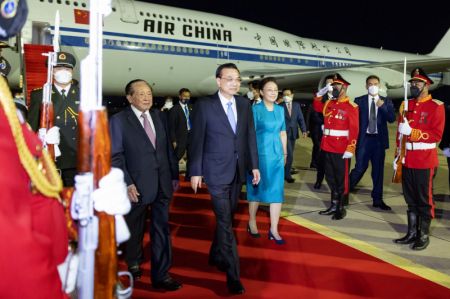 (miniature) Le Premier ministre chinois Li Keqiang arrive à l'aéroport international de Phnom Penh au Cambodge