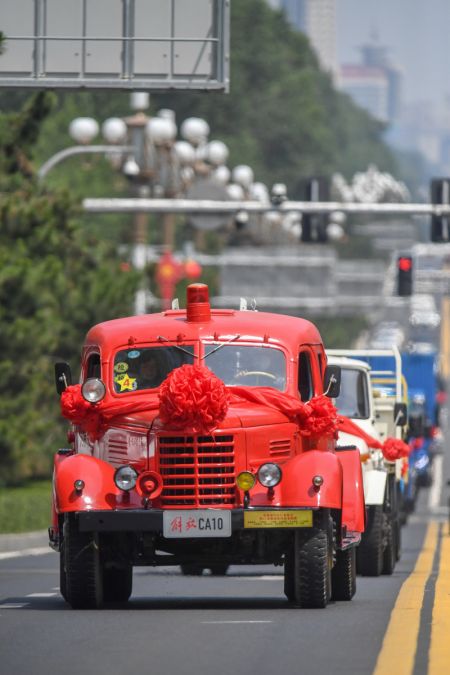 (miniature) Défilé de camions Jiefang de différentes générations à l'approche du 70e anniversaire du constructeur FAW Group