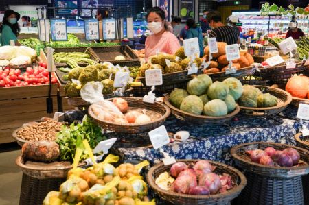 (miniature) Des habitants achètent des aliments dans un supermarché à Yangzhou