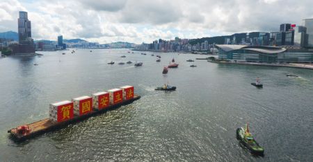 (miniature) Un bateau portant le slogan célébrer l'adoption de la Loi de la République populaire de Chine sur la sauvegarde de la sécurité nationale dans la Région administrative spéciale de Hong Kong au port de Victoria