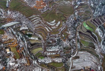 (miniature) Photo aérienne prise par un drone le 28 février 2024 montrant le paysage enneigé dans le village de Dayuan du district de Quanzhou