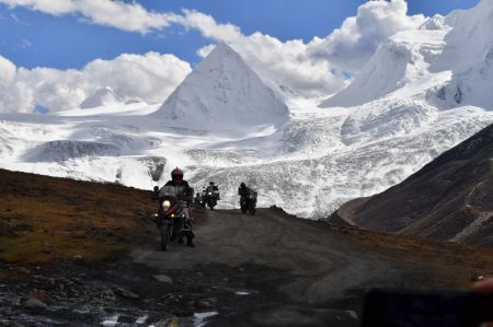 (miniature) Des touristes font de la moto près du mont Sapu