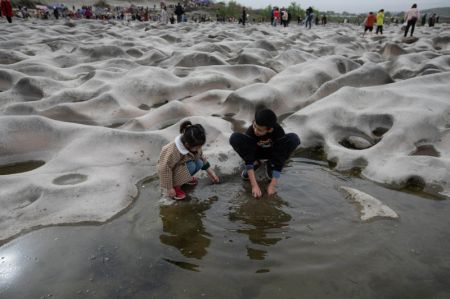 (miniature) Des gens visitent un site géologique près de la section de la rivière Fujiang du village de Zhonghe