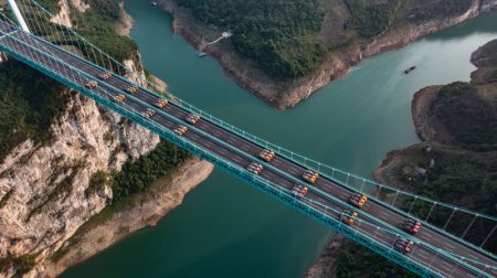 (miniature) Photo aérienne du pont de la rivière Wujiang Jinfeng soumis à des tests de charge statique