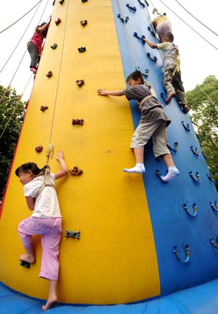 (miniature) enfants font de l'escalade