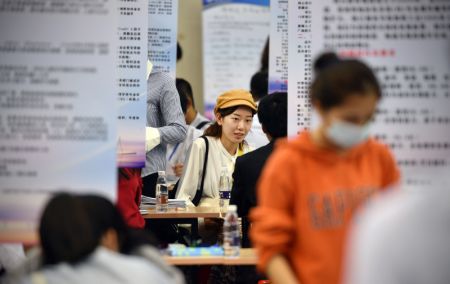 (miniature) Des demandeurs d'emploi participent à un salon de l'emploi à Haikou