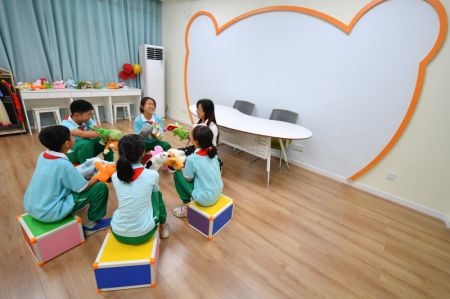 (miniature) Des enfants suivent un cours de jeu de rôle à l'Ecole primaire expérimentale de l'arrondissement de Yuelu