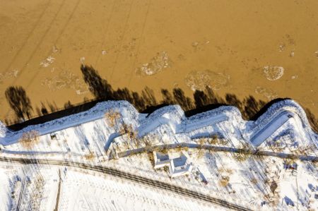 (miniature) Photo aérienne de la glace en mouvement sur le fleuve Jaune