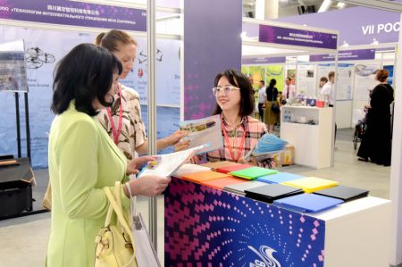 (miniature) Des visiteurs parlent avec des exposants chinois lors de la 7ème Exposition sino-russe à lekaterinbourg