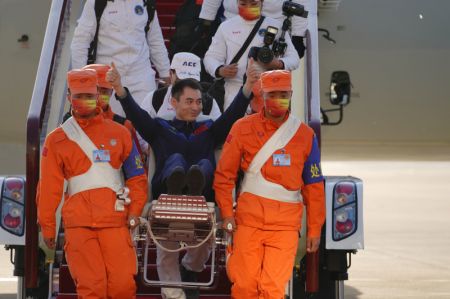 (miniature) L'astronaute Ye Guangfu salue la foule à son arrivée à Beijing