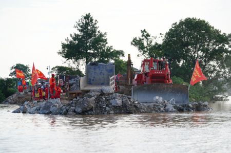 (miniature) Le chantier d'une digue brisée au bourg de Poyang dans le district de Poyang