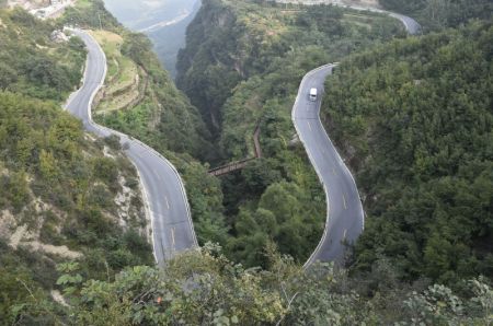 (miniature) Vue d'une route sinueuse du Grand canyon de Taihang à Linzhou