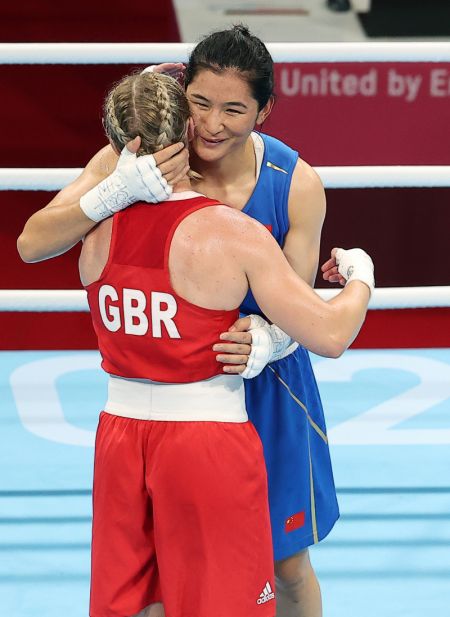 (miniature) La Chinoise Li Qian (à droite) salue la Britannique Lauren Price après la finale de la boxe féminine - 69 - 75 kg (poids moyen)