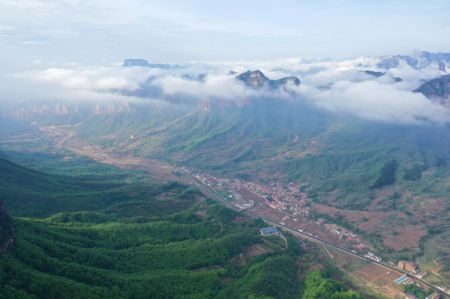 (miniature) Photo aérienne prise le 3 mai 2021 des nuages au-dessus des vieux monts Wudang dans la ville de Wu'an à Handan
