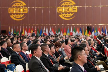 (miniature) Des participants lors de la cérémonie d'ouverture de l'Exposition internationale de la chaîne d'approvisionnement de Chine et du Forum sur l'innovation et le développement des chaînes d'approvisionnement mondiales