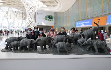 (miniature) Des gens visitent le Centre international de convention et d'exposition Dianchi de Kunming