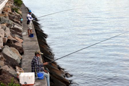(miniature) Des gens pêchent au bord de la mer