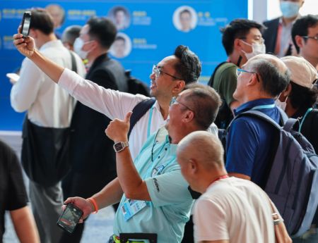 (miniature) Des acheteurs posent pour un selfie lors de la 133e Foire des importations et des exportations de Chine