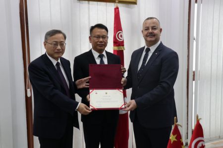 (miniature) Le ministre tunisien de la Santé Ali Mrabet (à droite) pose pour une photo avec Xu Chuyang (au centre)