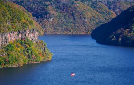 (miniature) Le lac de la montagne blanche du Parc forestier national de la pierre rouge de Jilin