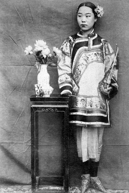 (miniature) femme chinoise aux pieds bandés (photo ancienne)