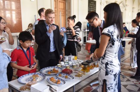 (miniature) Des personnes dégustent du thé et des gâteaux lors d'un événement culturel chinois célébrant le traditionnel Festival de la mi-automne à l'Université de Graz
