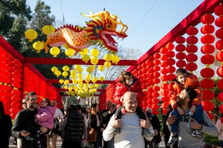 (miniature) Des personnes visitent une foire célébrant le Nouvel An chinois à Rome