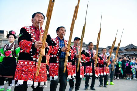 (miniature) Des gens de l'ethnie Miao jouent du Lusheng