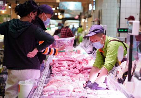 (miniature) Des clients achètent de la viande dans un supermarché de l'arrondissement de Haidian à Beijing