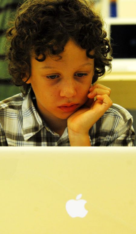 (miniature) enfant utilisant un ordinteur Apple